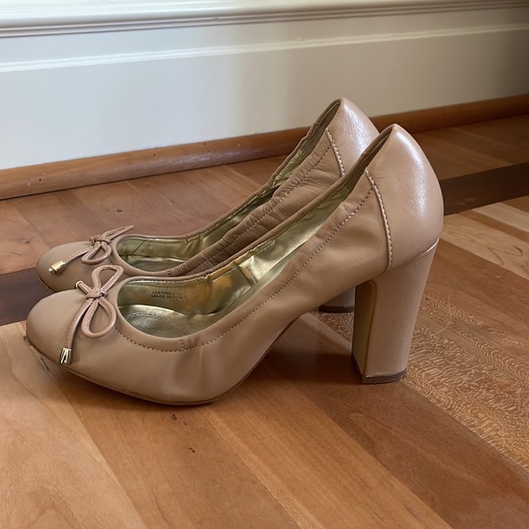 Tahari tan leather pumps - Picture 3 of 5